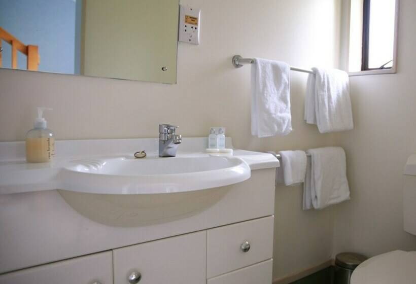 اتاق اجرایی, Tussock Grove Boutique