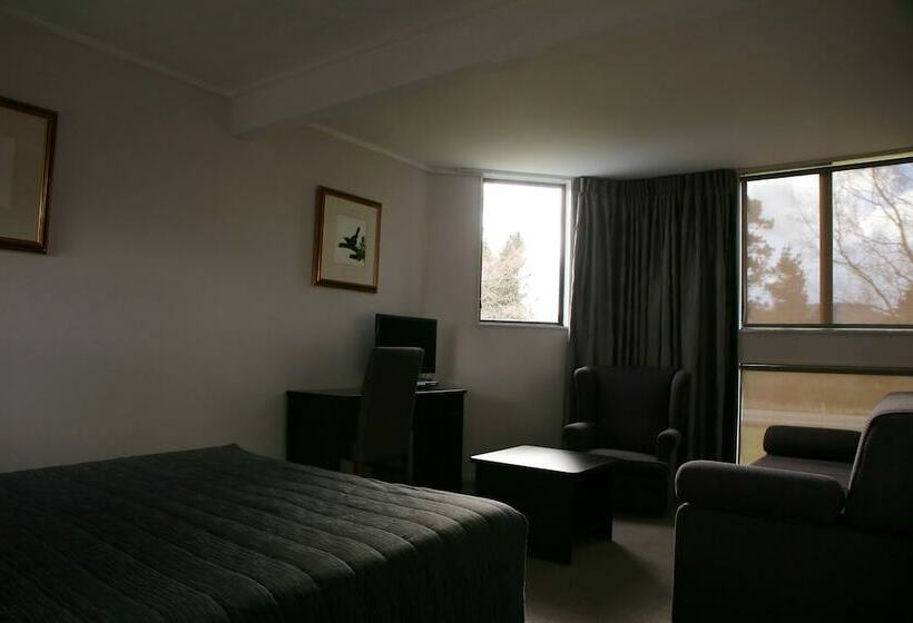 اتاق اجرایی, Tussock Grove Boutique