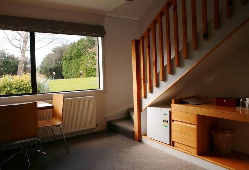 اتاق اجرایی, Tussock Grove Boutique