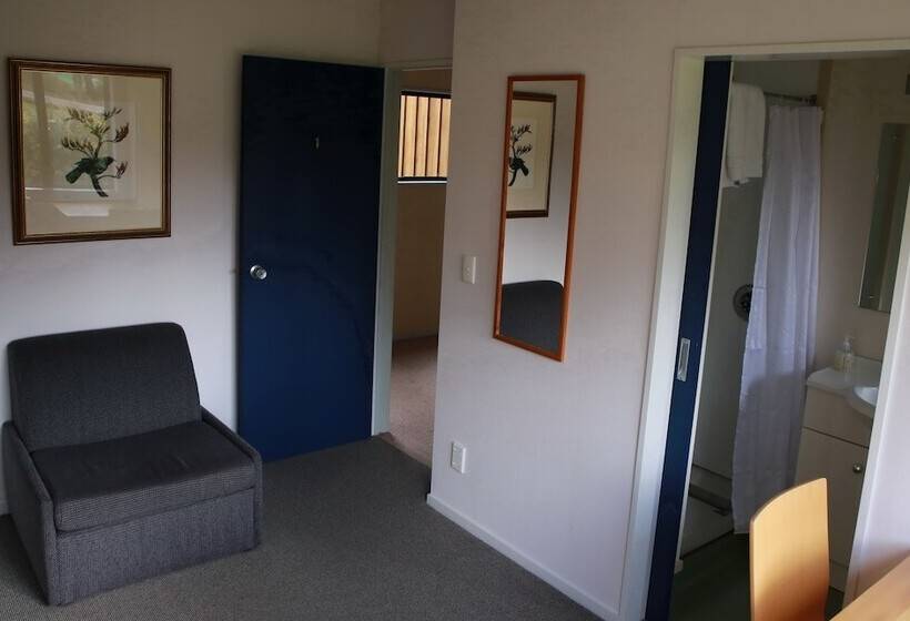 اتاق اجرایی, Tussock Grove Boutique