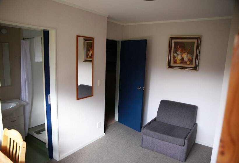 اتاق اجرایی, Tussock Grove Boutique