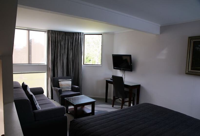 اتاق اجرایی, Tussock Grove Boutique