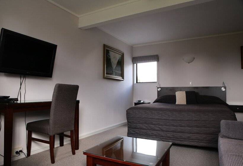 اتاق اجرایی, Tussock Grove Boutique