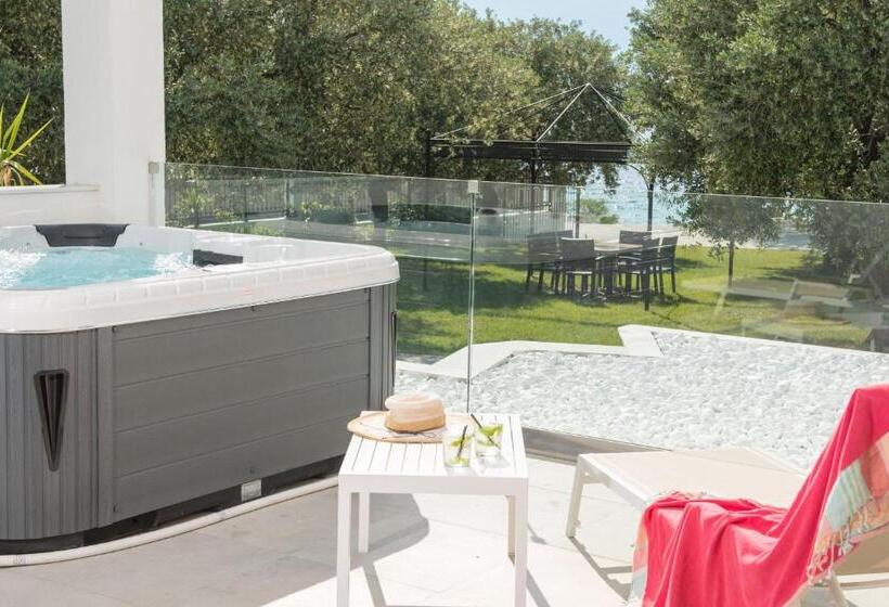 سوئیت با چشمانداز دریا و هیدروماساژ, Akti Belvedere Color & Essence