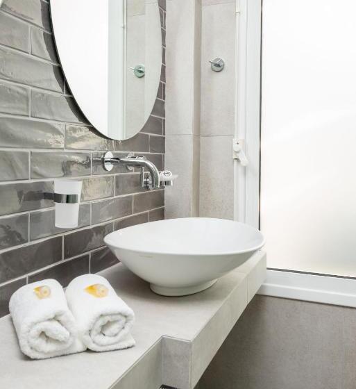 سوئیت با چشمانداز دریا و هیدروماساژ, Akti Belvedere Color & Essence