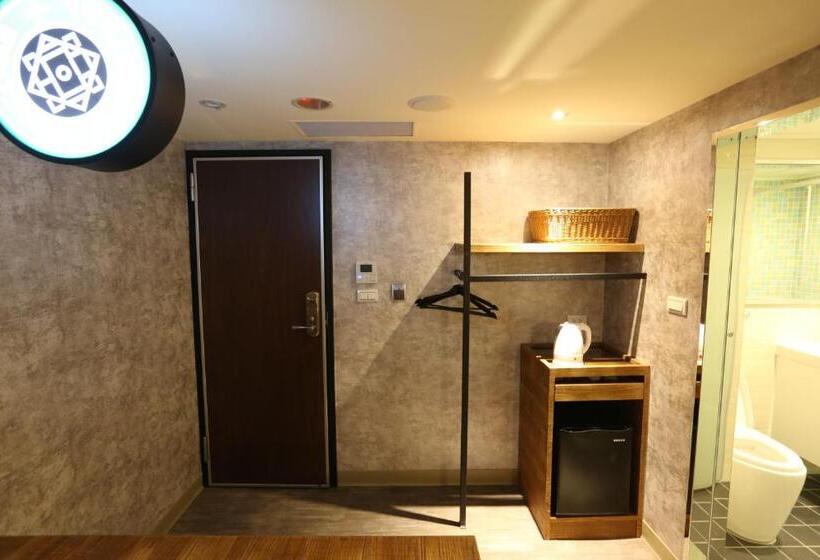 اتاق راحتی سه تخته, Central