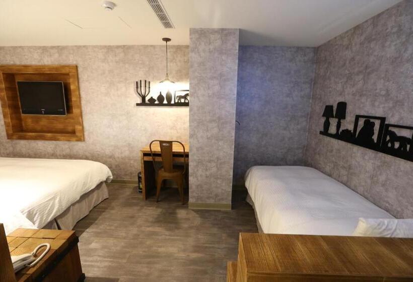 اتاق راحتی سه تخته, Central