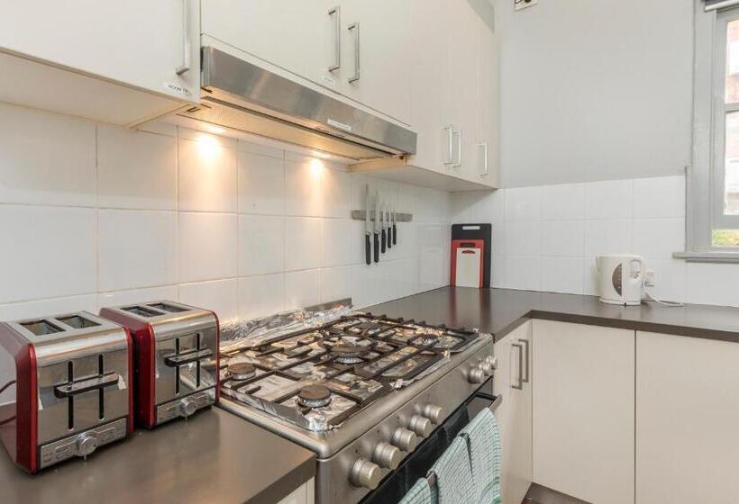 اتاق استاندارد با سرویس بهداشتی مشترک, Dalziel Lodge