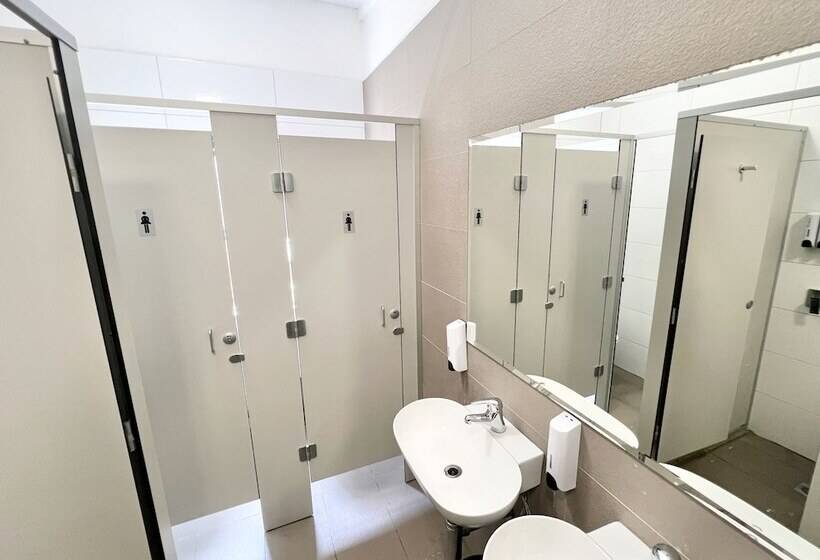 اتاق استاندارد سه تخته با سرویس بهداشتی مشترک, Dalziel Lodge