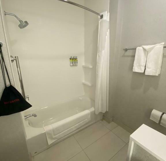 Номер Стандарт, Holiday Inn Express & Suites Madison, An Ihg