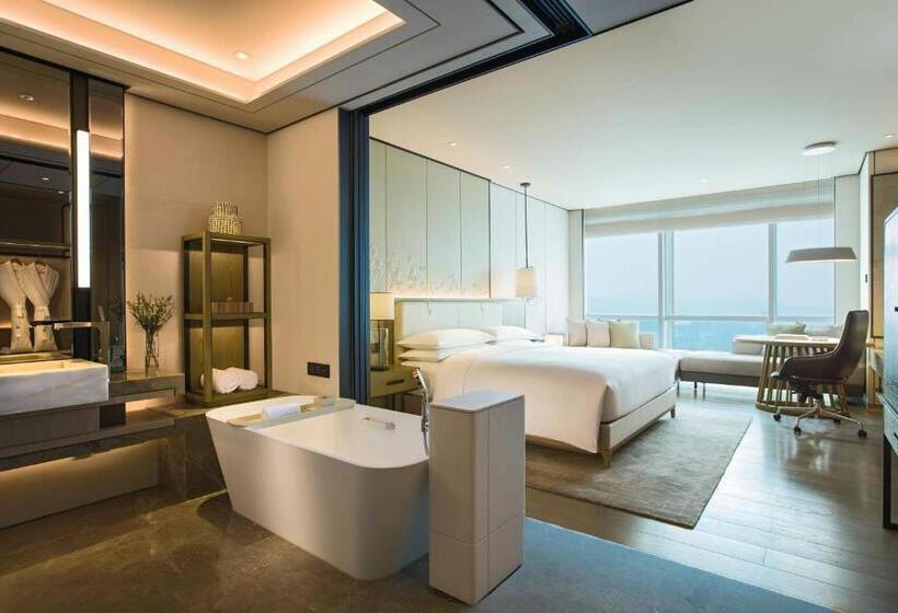 带大床的豪华间, Shenzhen Marriott Hotel Nanshan