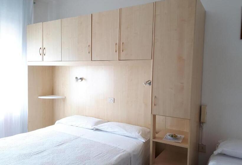 חדר משפחתי, Villa Dina