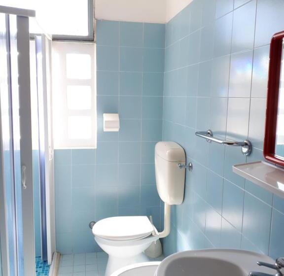 חדר משפחתי, Villa Dina