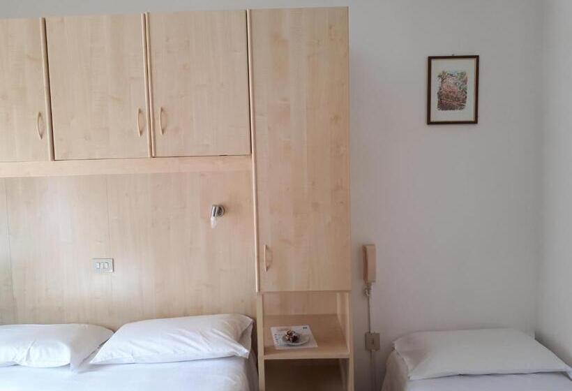 חדר משפחתי, Villa Dina