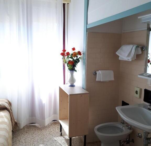 חדר משפחתי, Villa Dina