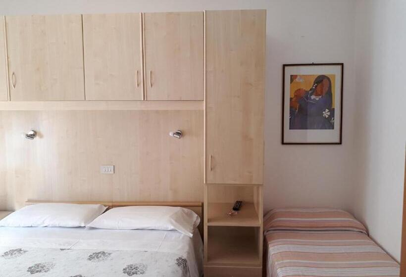 חדר בסיסי לשלושה, Villa Dina