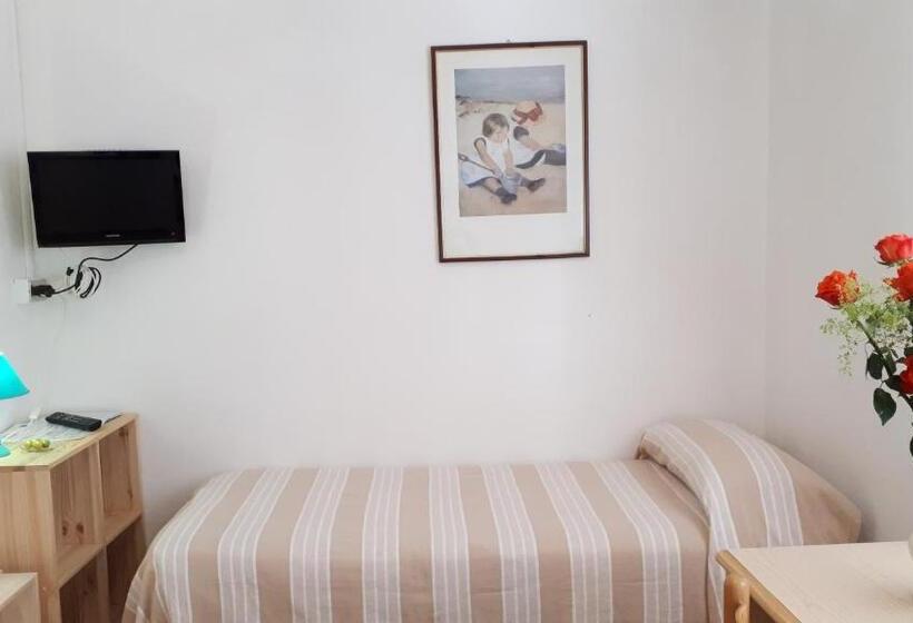 חדר בסיסי לשלושה, Villa Dina