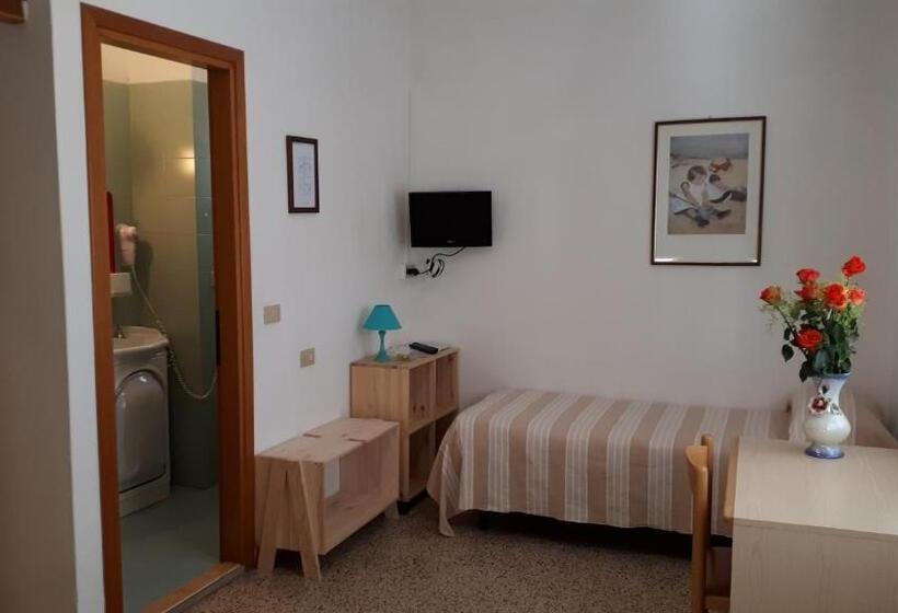 חדר בסיסי לשלושה, Villa Dina