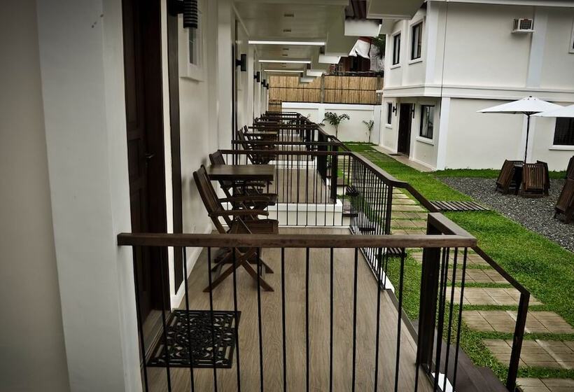 Quarto Triplo Estandar com Sacada, Cleon Villas Pension