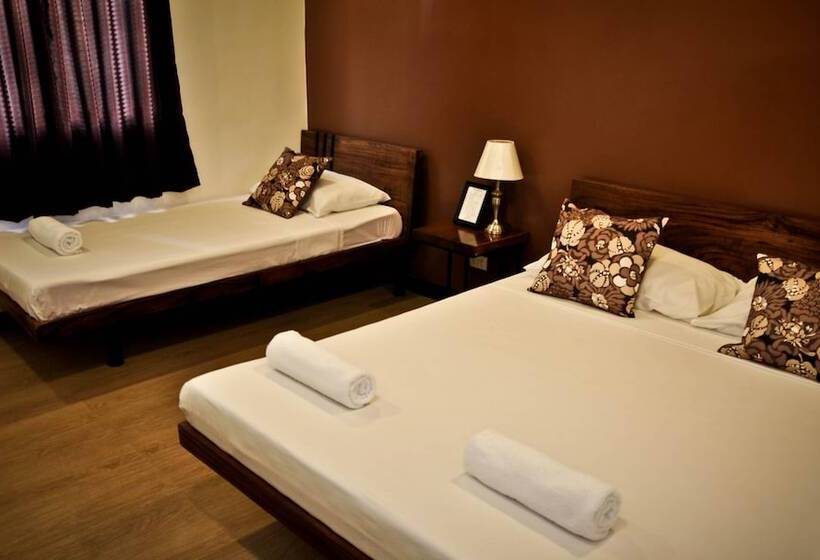 Quarto Triplo Estandar com Sacada, Cleon Villas Pension