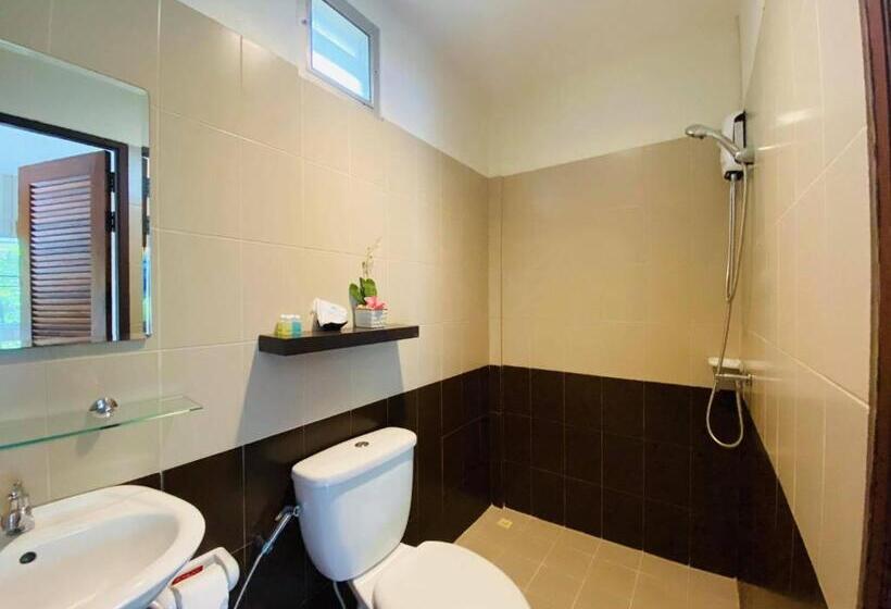 חדר משפחתי, Canal Resort