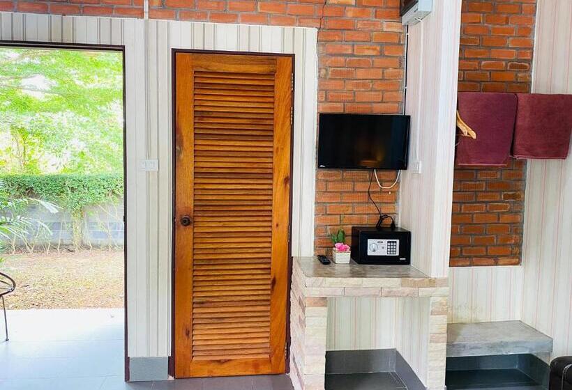 חדר משפחתי, Canal Resort