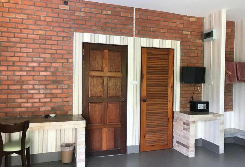 חדר משפחתי, Canal Resort