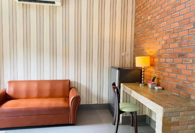 חדר משפחתי, Canal Resort