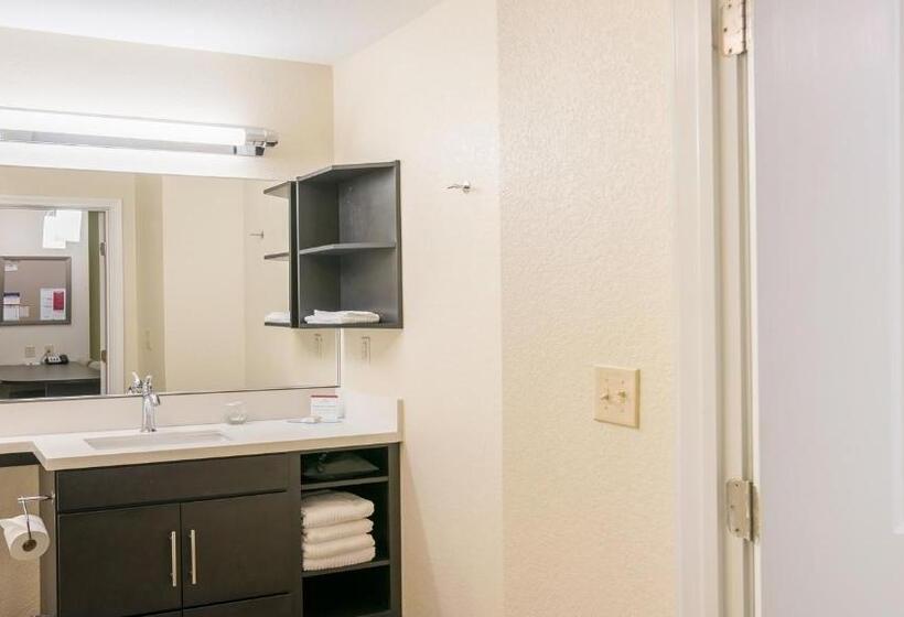 מיטת קינג בסוויטה, Candlewood Suites Bay City, An Ihg