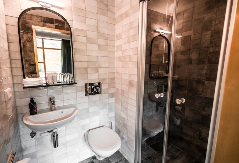 اتاق استاندارد چهار تخته, Frost And Fire