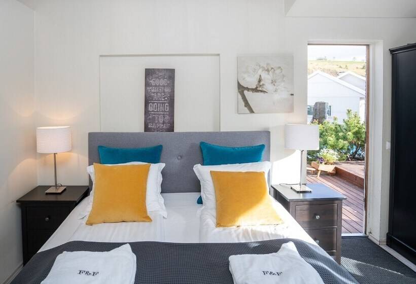 اتاق استاندارد چهار تخته, Frost And Fire