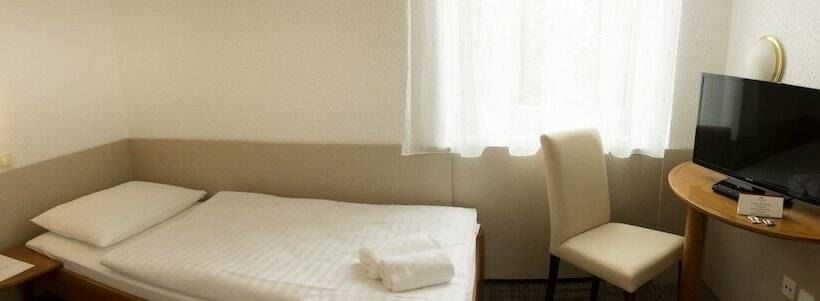 اتاق اکونومی یک تخته, Celeia