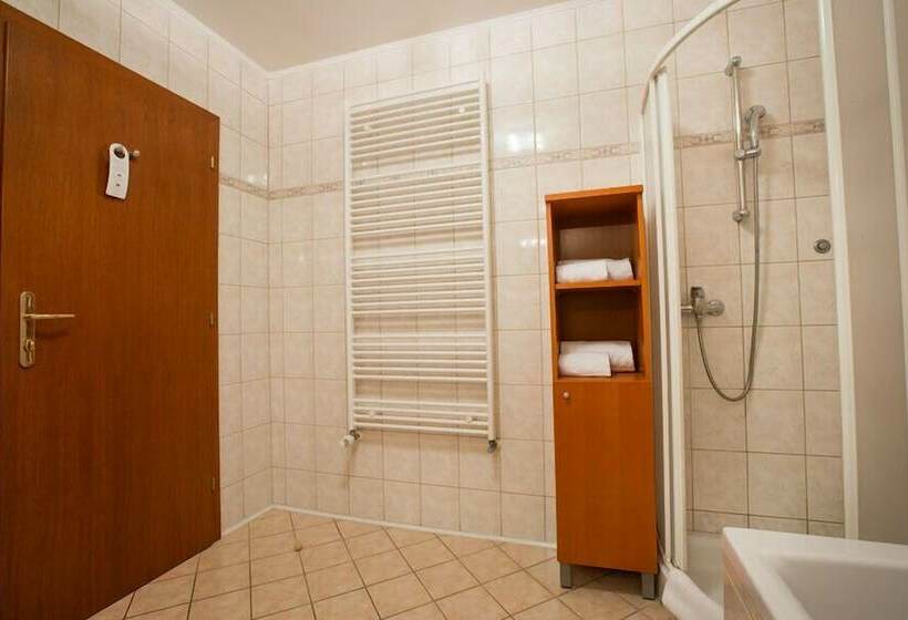 اتاق راحتی یک تخته, Celeia