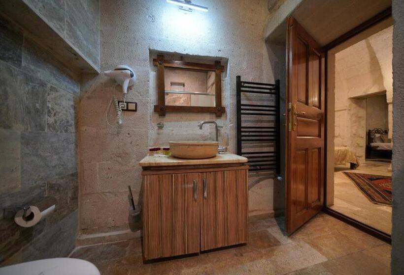 اتاق لوکس خانوادگی, Emit Cave