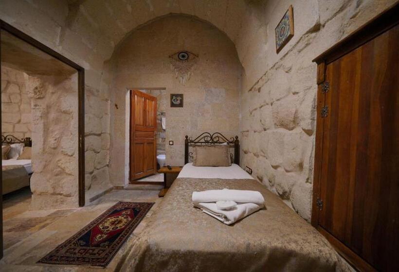 اتاق لوکس خانوادگی, Emit Cave