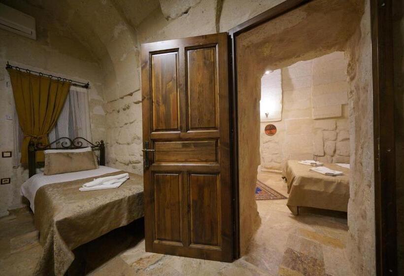 اتاق لوکس خانوادگی, Emit Cave