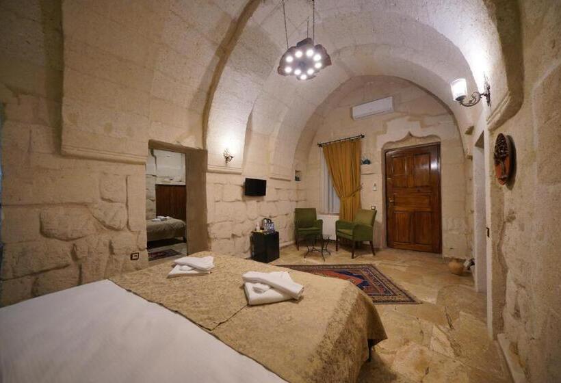 اتاق لوکس خانوادگی, Emit Cave