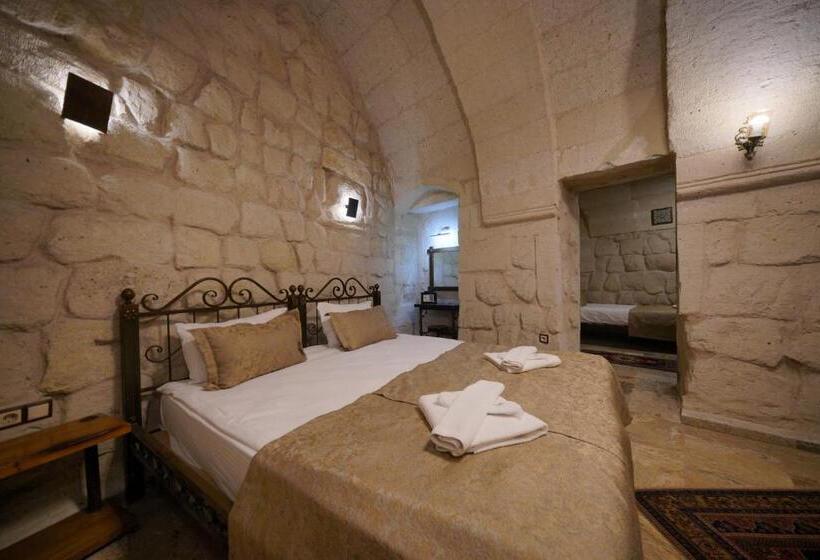 اتاق لوکس خانوادگی, Emit Cave