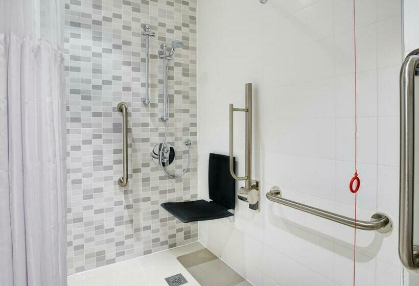 חדר סטנדרט מותאם לאדם עם מוגבלויות, Hampton by Hilton Glasgow Central