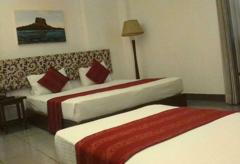 3-Bett-Standardzimmer, Heaven Seven Kandy