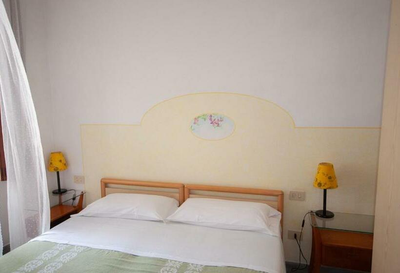 اتاق اکونومی, Villa Cecilia