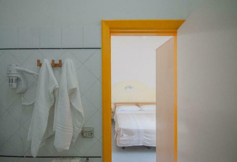 اتاق اکونومی, Villa Cecilia