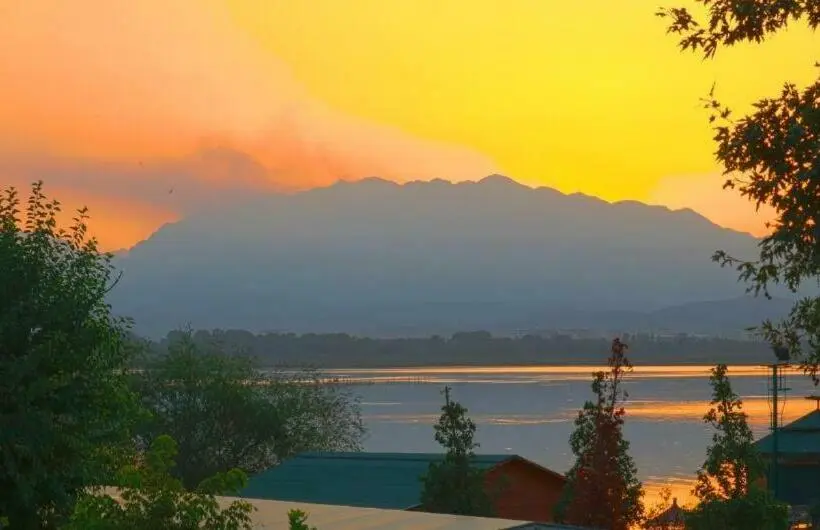 اتاق خانوادگی, Lake View