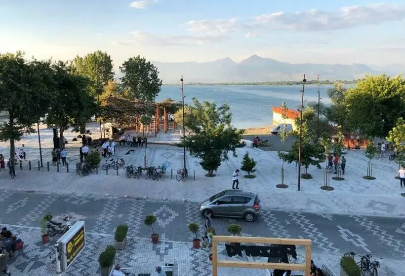 اتاق خانوادگی, Lake View