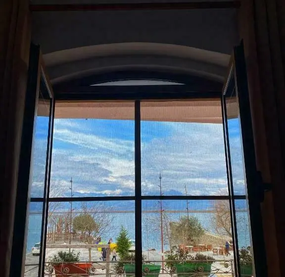 اتاق خانوادگی, Lake View