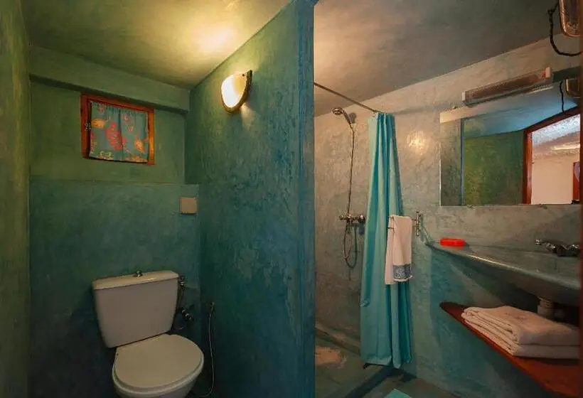 Basic Yhden Hengen Huone, Auberge Le Maquis
