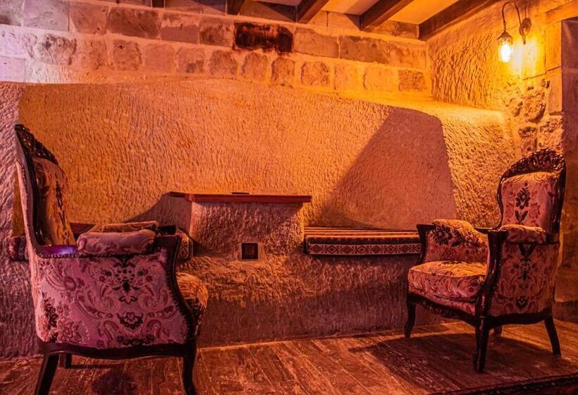 Полулюкс Вид на Сад, Junior Ottoman Cave
