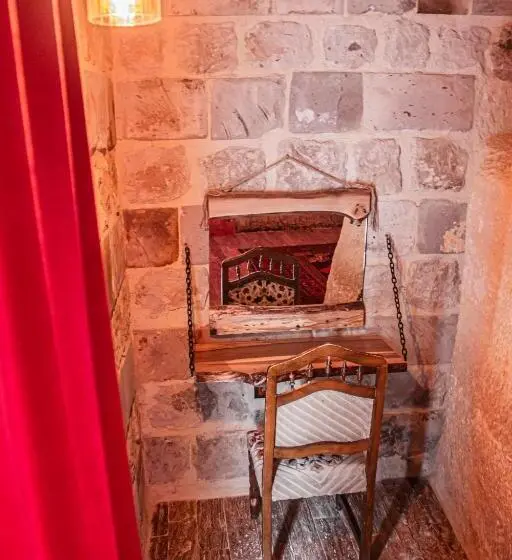 庭の見えるジュニアスイート, Junior Ottoman Cave