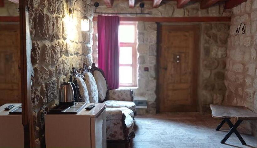 주니어 스위트, Junior Ottoman Cave