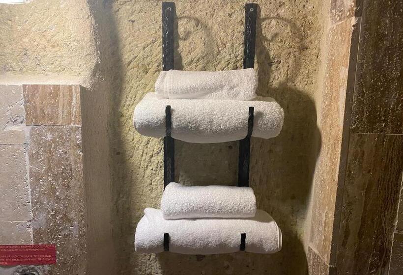 주니어 스위트, Junior Ottoman Cave